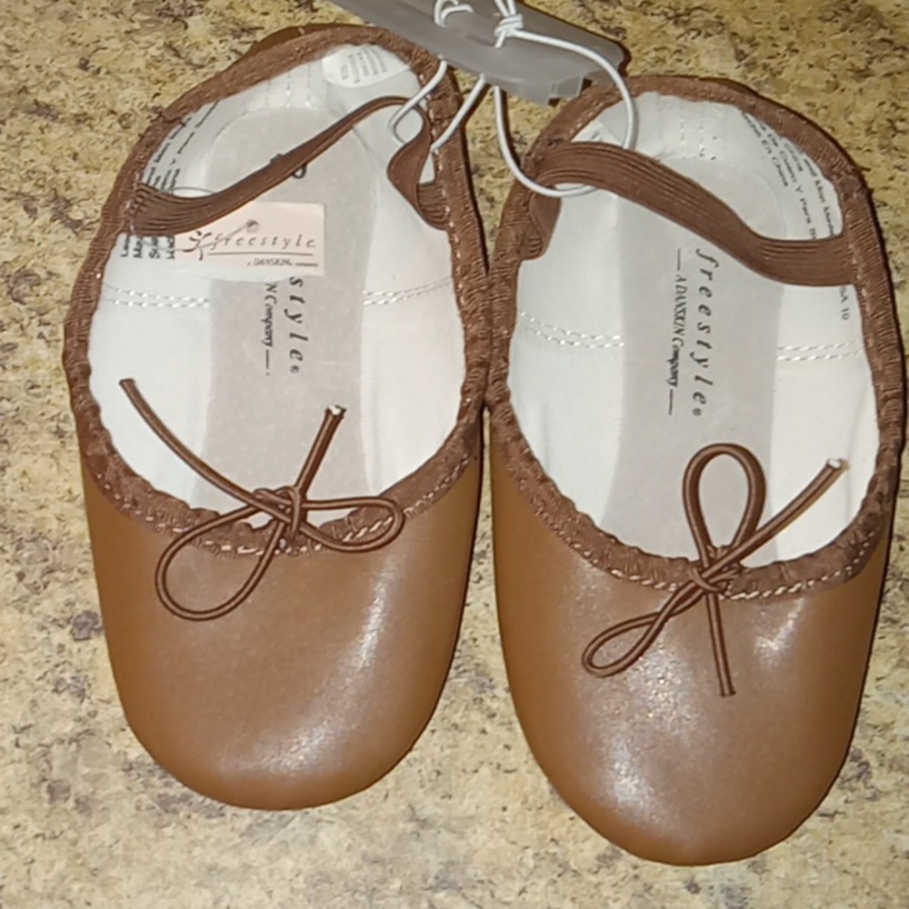 Danskin Freestyle All Leather Toddler Shoes NWOT Size 10